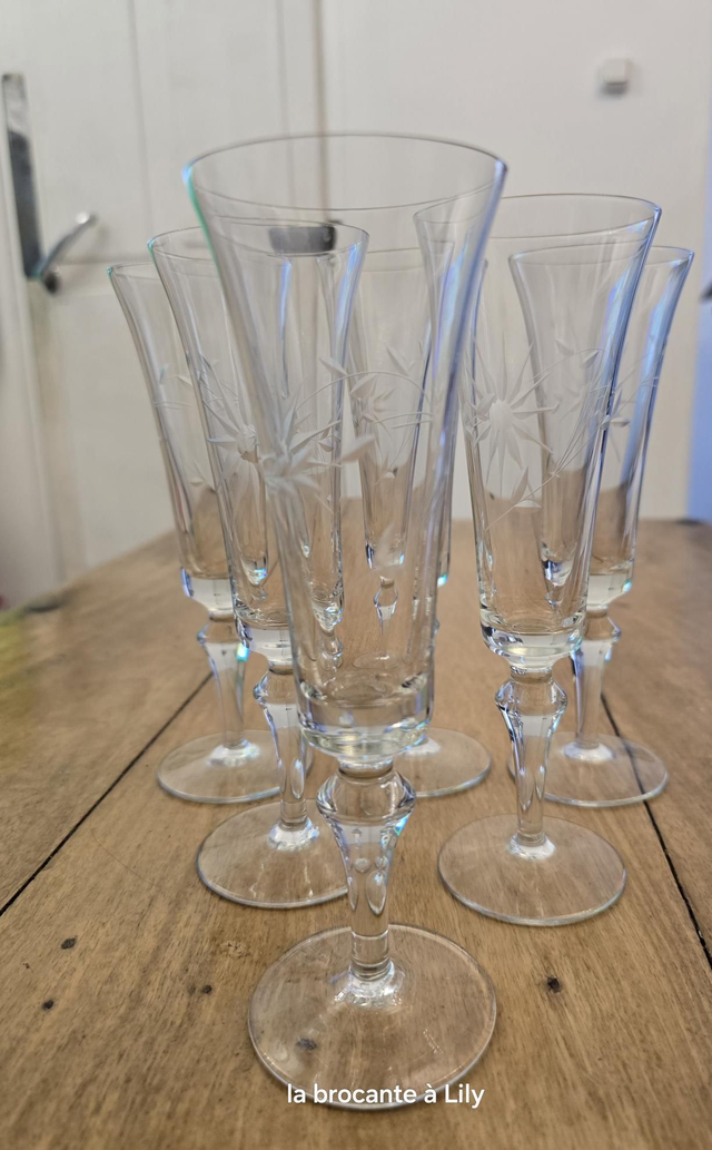 Coupes à champagne en verre ciselé 