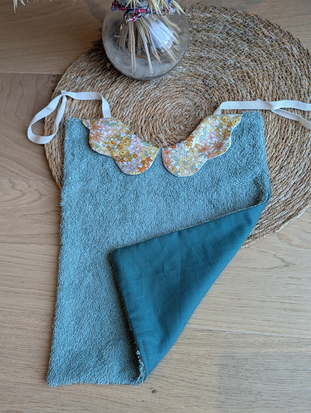 Grand bavoir col fleur 