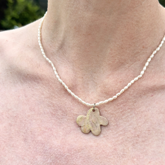 Collier perles d’eau douce & pendentif fleur en céramique marbrée rose et jaune