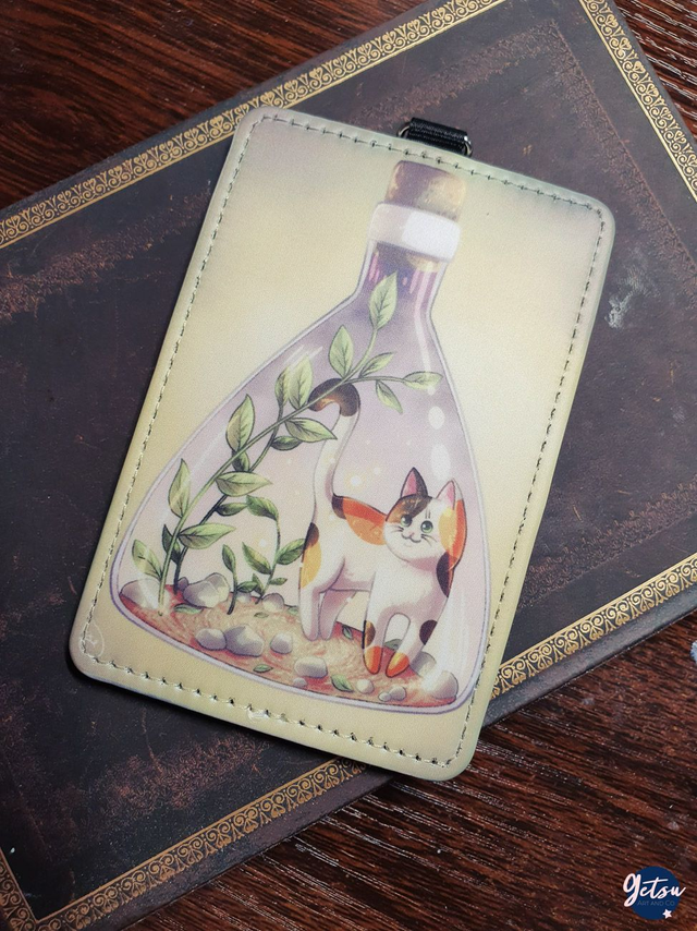 Porte-carte chat dans une fiole triangle