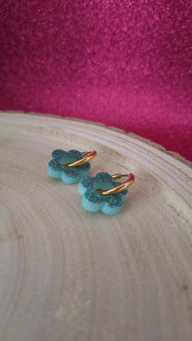 Boucles d'oreilles créoles dorées fleurs paillettes turquoises 
