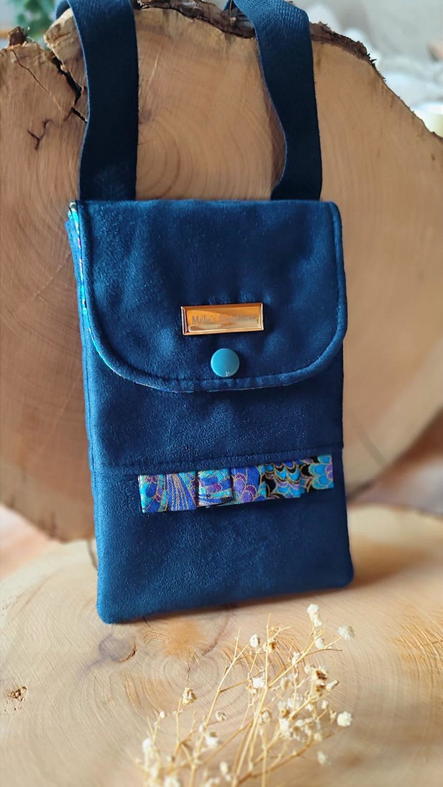 Porte téléphone en suédine bleu marine ✨