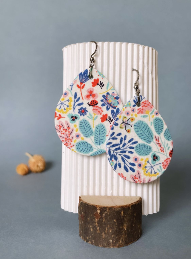 Boucles d'oreilles carton et tissu imprimé végétal forme grandes gouttes, collection « champêtre » - tons blanc, bleu, rouge, jaune, vert. 