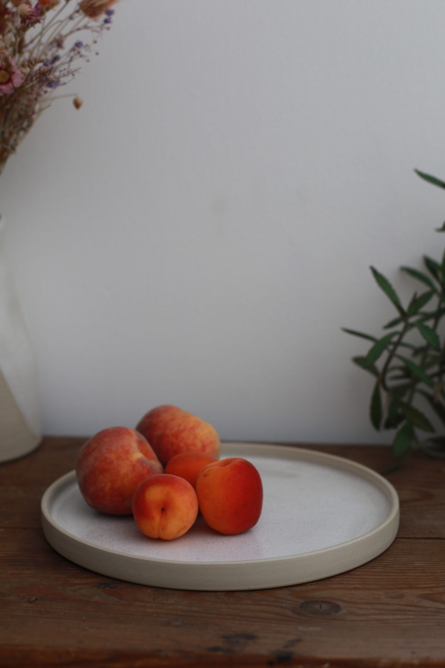 Les assiettes à bords droits Ivoire 