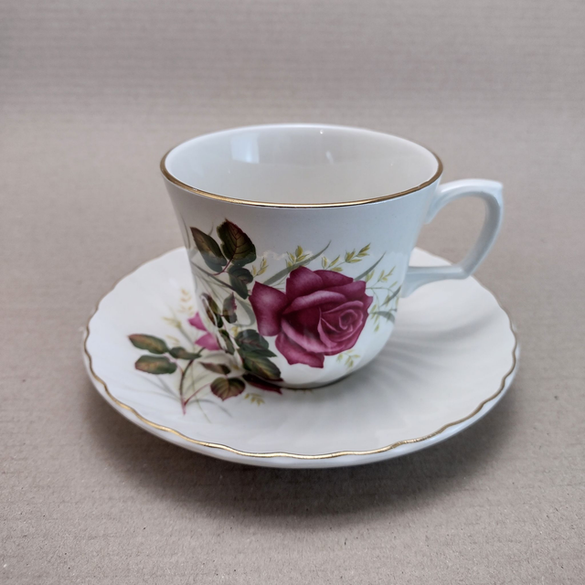 Ridgway Ironstone | Kop (diameter 8,5 | hoogte 7,5 cm) en Schotel (diameter 14,0 | hoogte 2,5 cm) ‘Anniversary Rose’ decor | Vintage