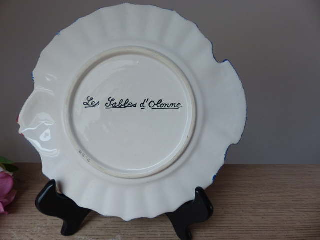 Assiette en forme de poisson décor bretonne, Assiette zoomorphe poisson peint à la main avec support, assiette décoration maison à la mer