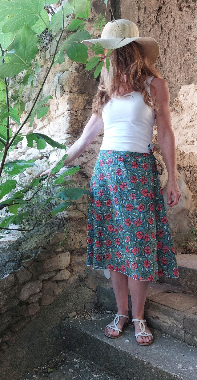 Jupe d'été mi-longue - Coton voile léger – Imprimé Block Print Artisanal – Motif floral rouge sur bleu – Slow fashion femme 
