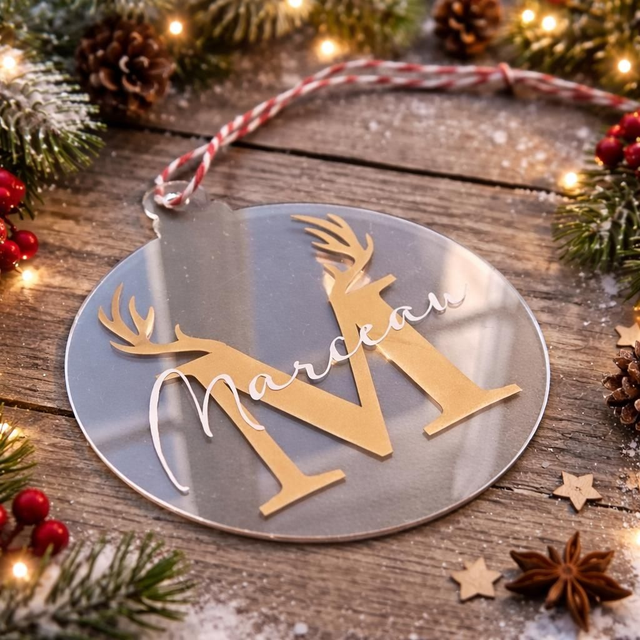 Boule de Noël personnalisée en plexiglass – Lettre &amp; prénom avec cornes de renne