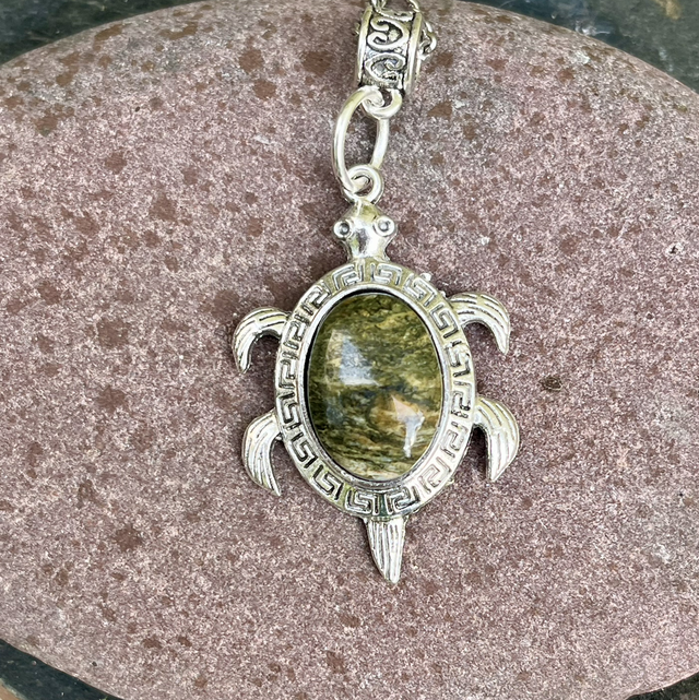 Graniitti(Suomi) kilpikonna kiviriipus