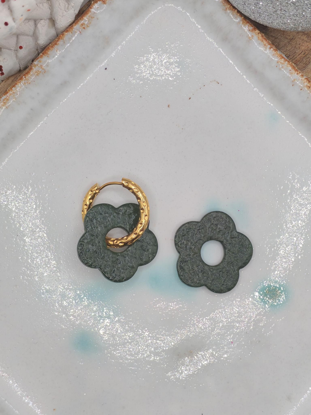 Fleurs Amaya vertes effet cuir