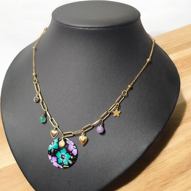 Collier breloques acier inoxydable Flora dessiné bleu turquoise et parme