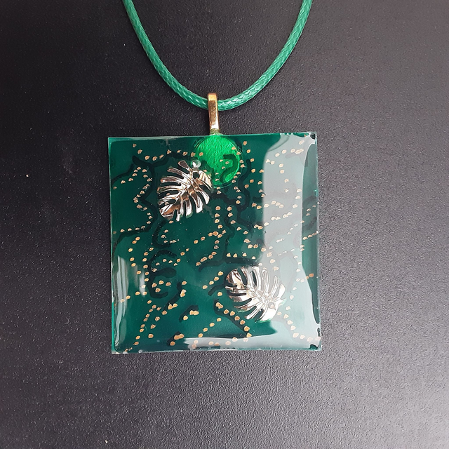 Pendentif grand carré collection Elégance fond vert émeraude feuilles or