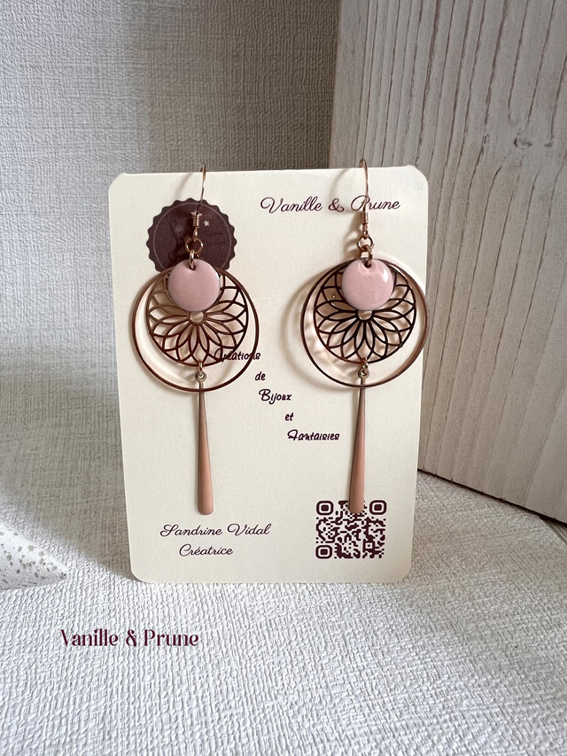 Boucles d&#039;oreilles rose gold, breloques rondes ajourées et pastilles roses