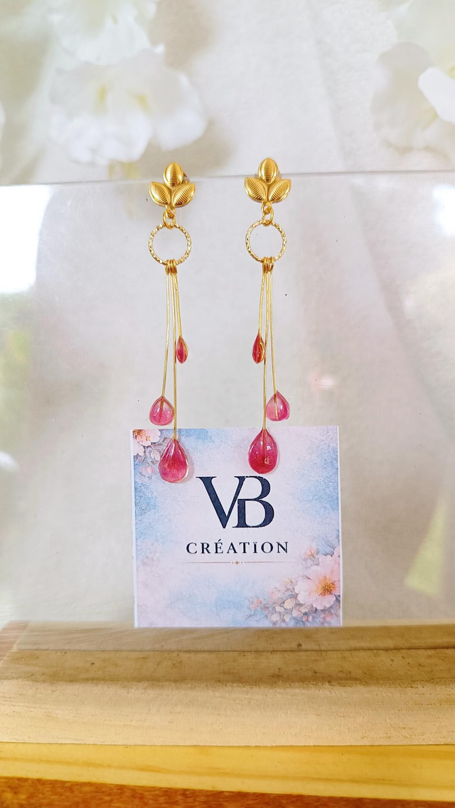 Pendentes dorées et gouttes roses 