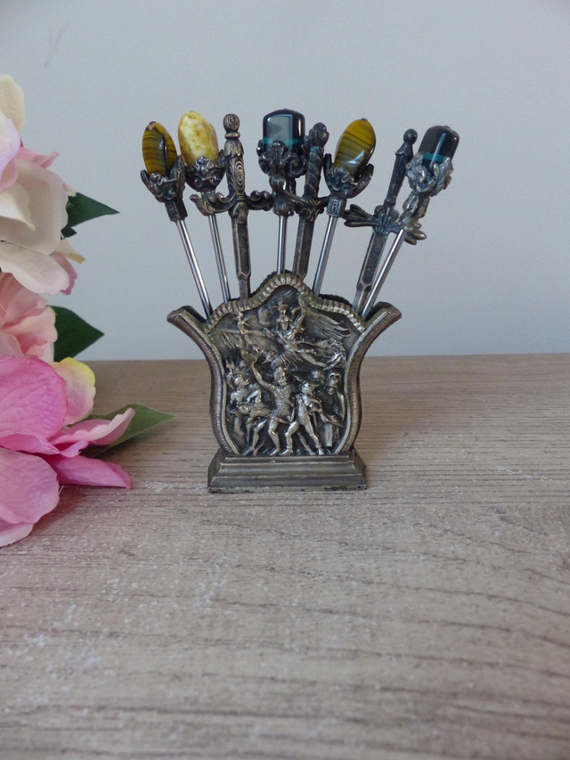 Service Apéritif Ancien en Métal Argenté – Ensemble de Pics Canapés Décoratifs Guerriers avec Motif en Bas-Relief, Épées et Couronnes