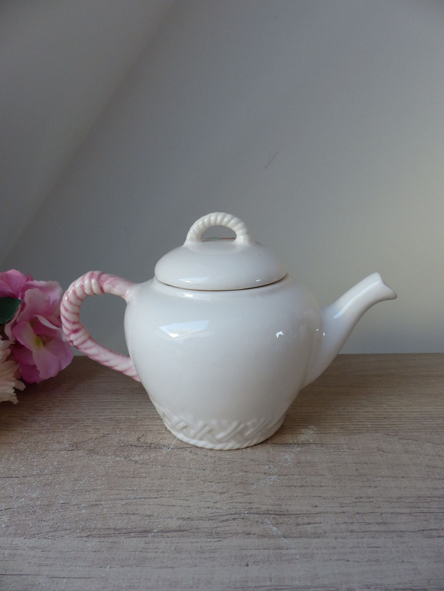 Ancienne Théière en Céramique – Panier de Fruits du Jardin en Relief – Prunes, Fraise, Groseilles – Anse Rose – Objet Vintage Déco Cuisine