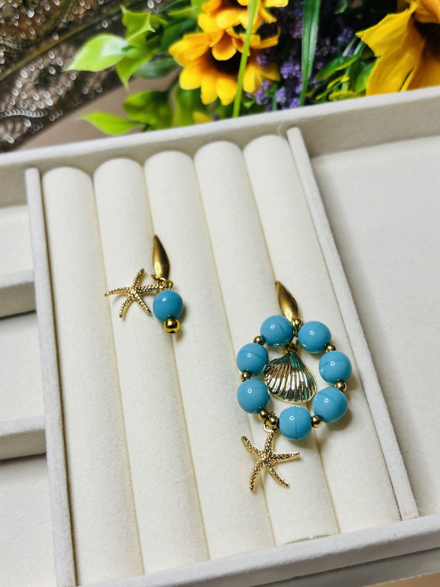 Handgemaakte Turquoise Oorbellen met Zeester & Goudkleurige Details 