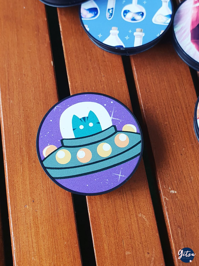 Poignée de téléphone chat de l&#039;espace violet et vert