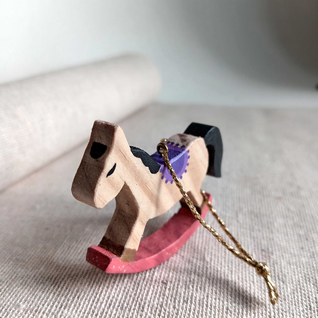 Cheval à bascule violet