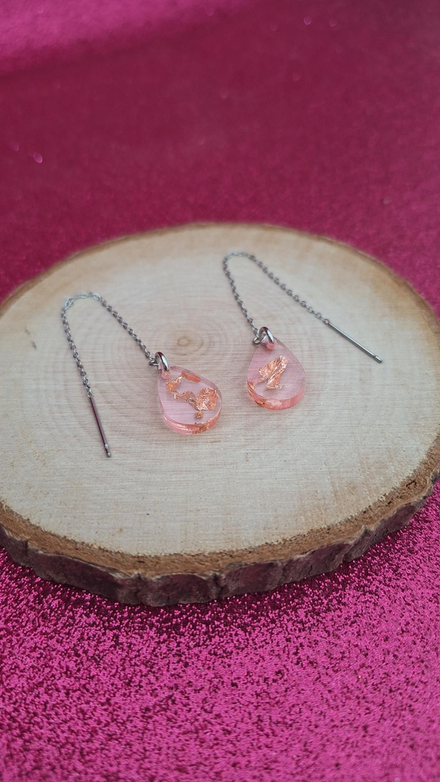 Boucles d'oreilles à enfiler argentées gouttes rose transparent et feuilles d'or 