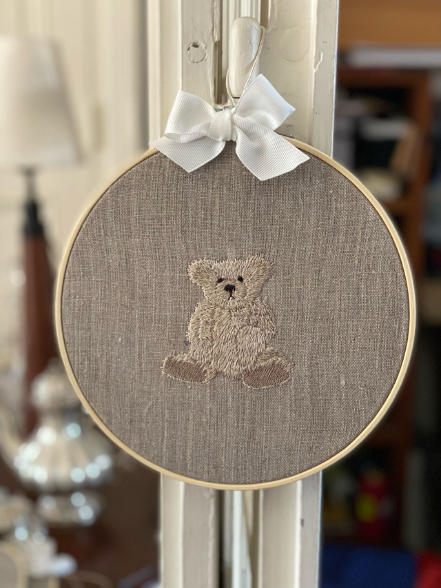 Tambour ours brode sur du lin