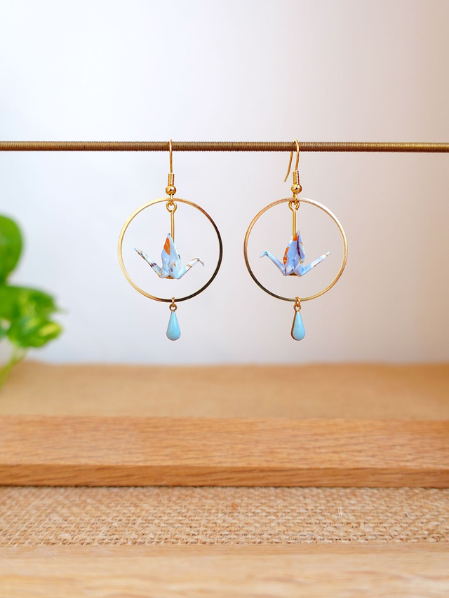Oiseaux, Grue en Origami / Crochets plaqué or 14K / Papier japonais washi / Bleu clair, Or / Créole, Anneaux / Boucles d'oreilles / Bijou origami /