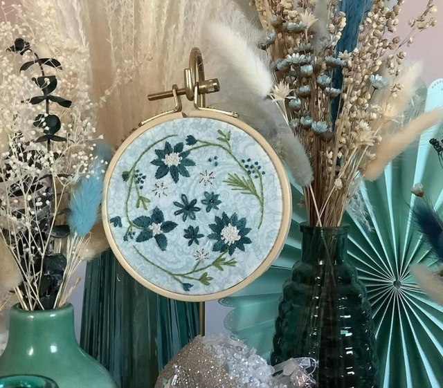 Tambour brodé fleurs turquoises