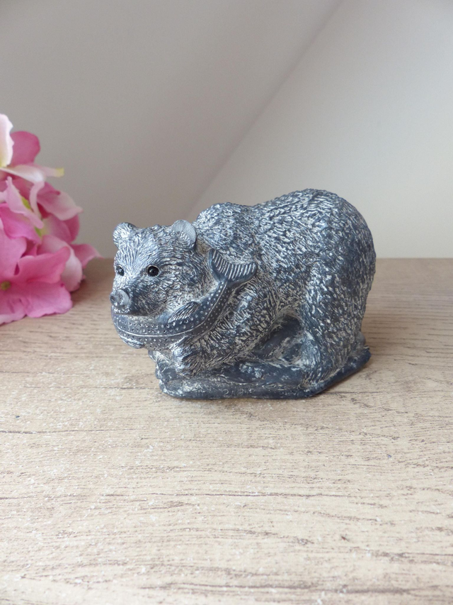 Sculpture d'ours attrapant un poisson, pierre de savon Wolf Original, figurine ours pierre fait main Canada, collection animaux art inuit