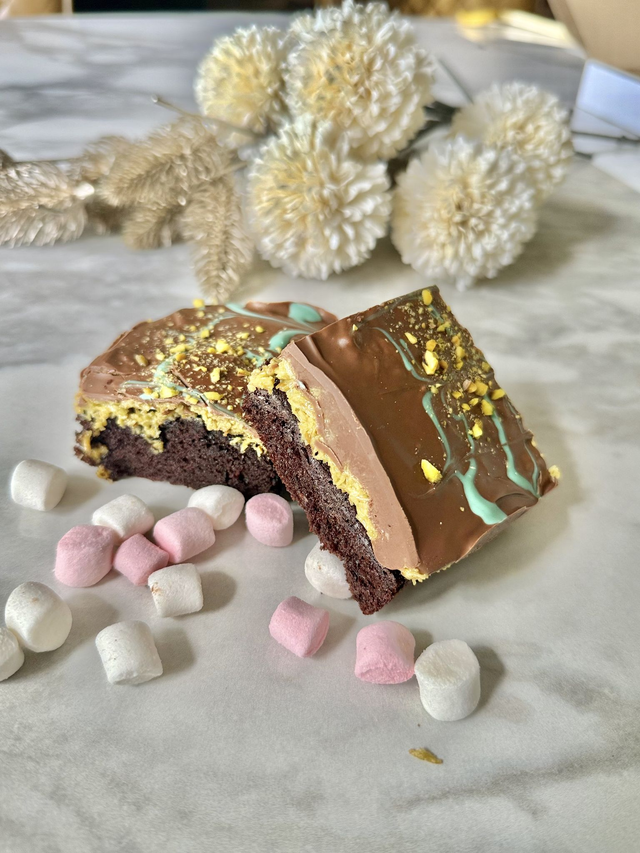 Viral Dubai Pistachio Kunafa Chocolate Cake slices x 4