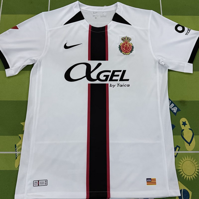 Segunda equipación Real Club deportivo Mallorca 25, 26
