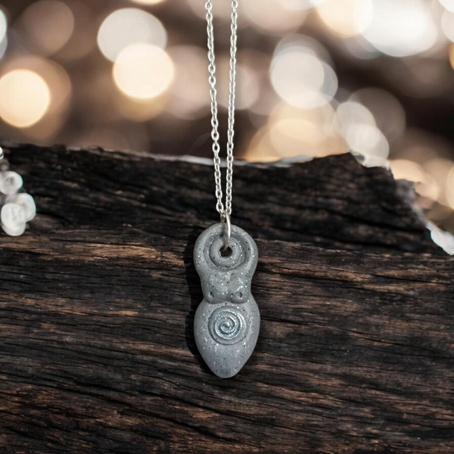 Collier Déesse Mère Spirale (Gris pailleté)
