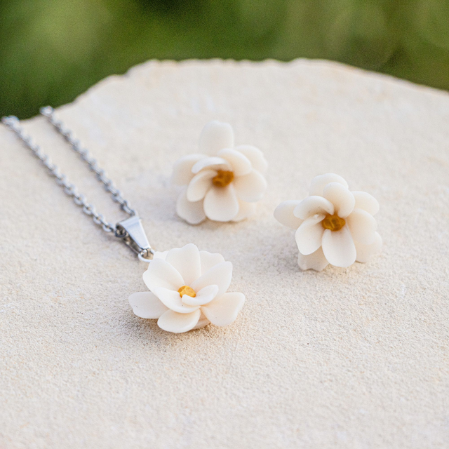Frühlingshafte Kirschblüten-Ohrringe, Ohrstecker oder Halskette mit gefüllter Kirschblüte aus Polymerton, weiß, allergikerfreundlich und nickelfrei