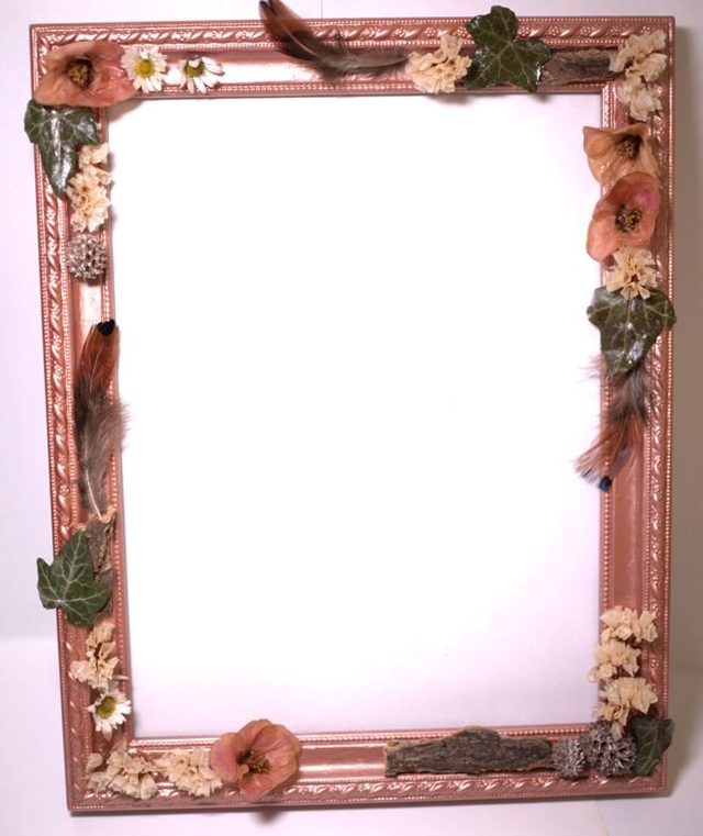 Cadre rose cuivré avec fleurs immortalisées