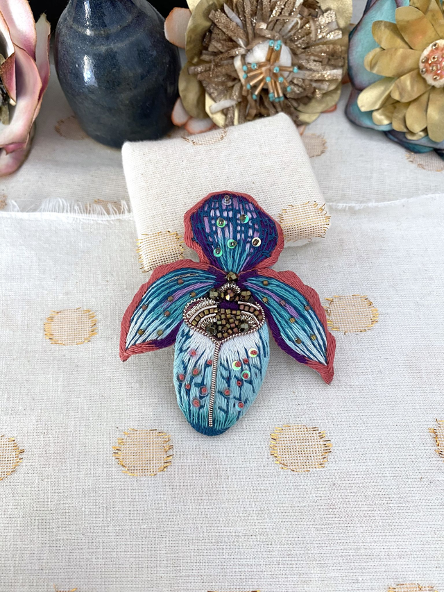 Broche orchidée bleue corail