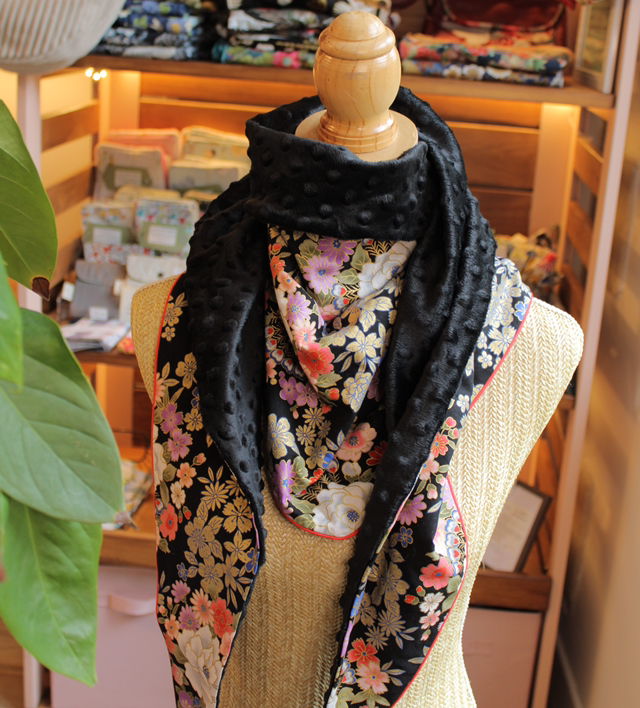 Foulard en coton japonais noir motif petites fleurs / Le petit atelier de Maya