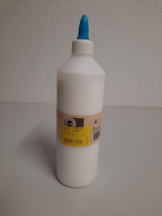 Colle universelle  un tout petit peu entamé 