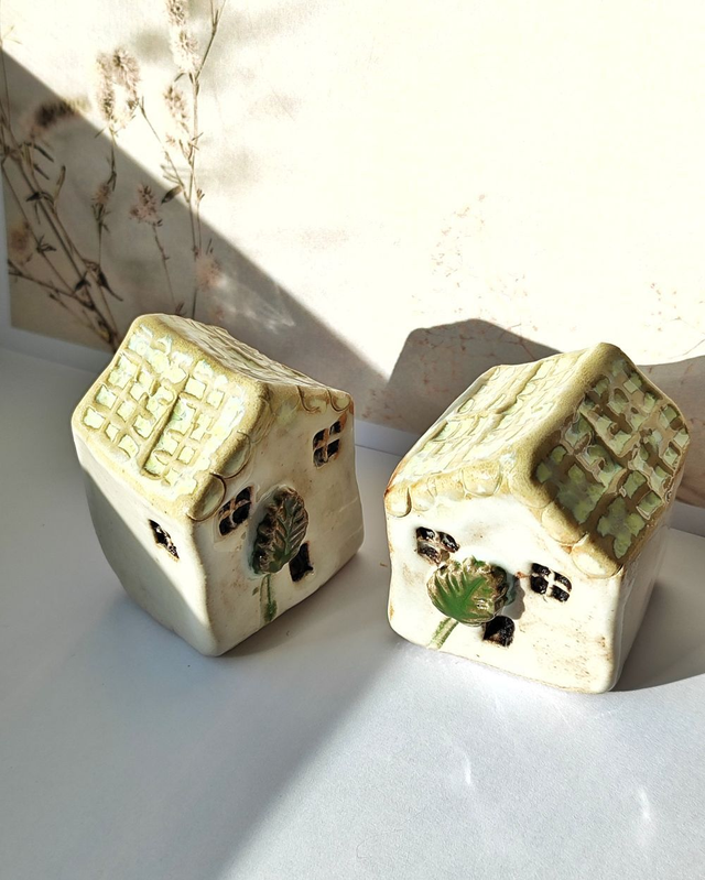 Ceramiczny domek z żółtym dachem i drzewkiem