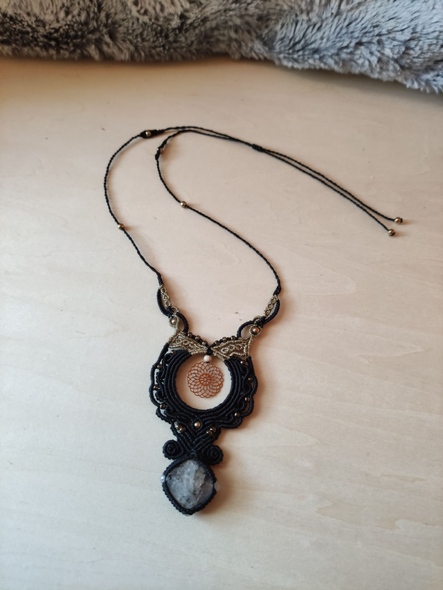 Collier noir et doré avec quartz tourmaline