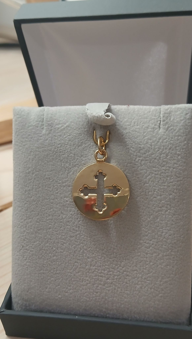 Médaille dorée à l'or fin, croix trilobée.