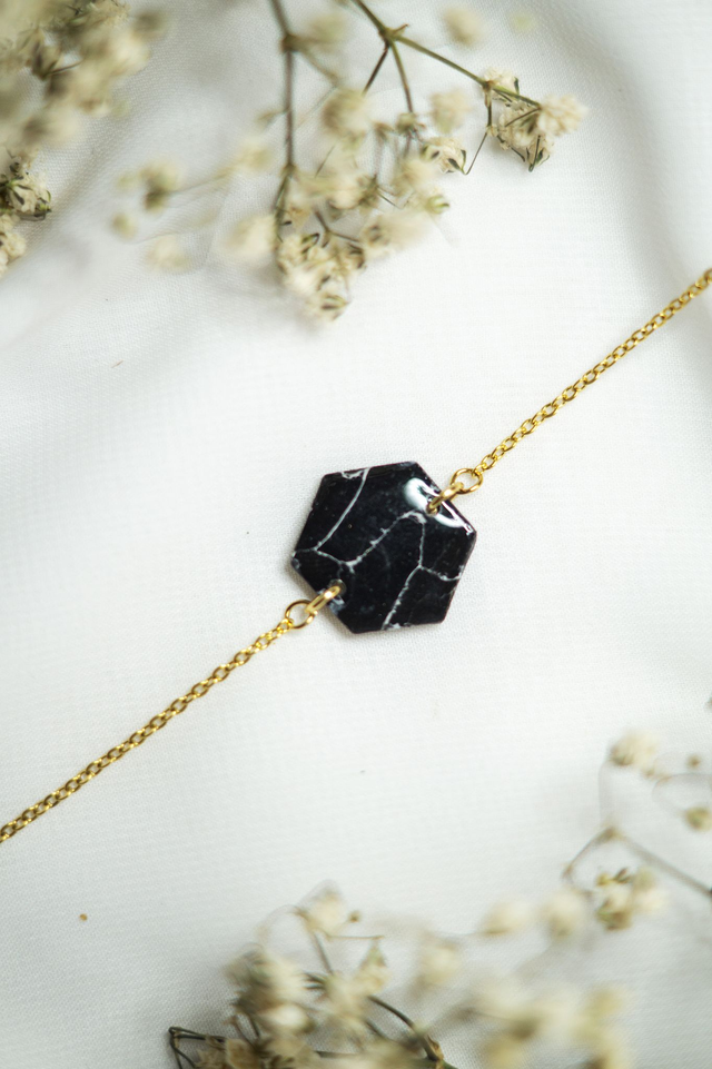 Coloris noir - Bracelet hexagone en polymère