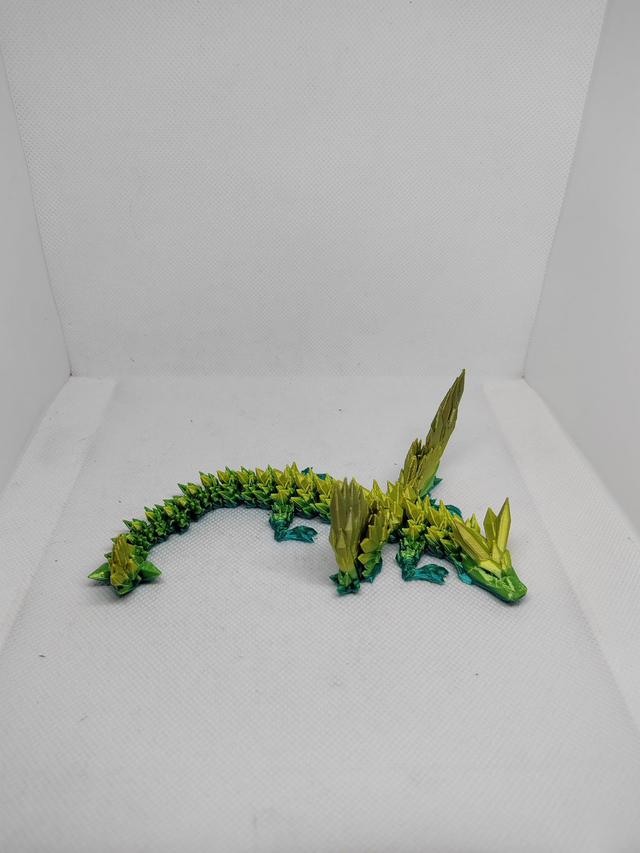 Bébé dragon cristal avec des ailes