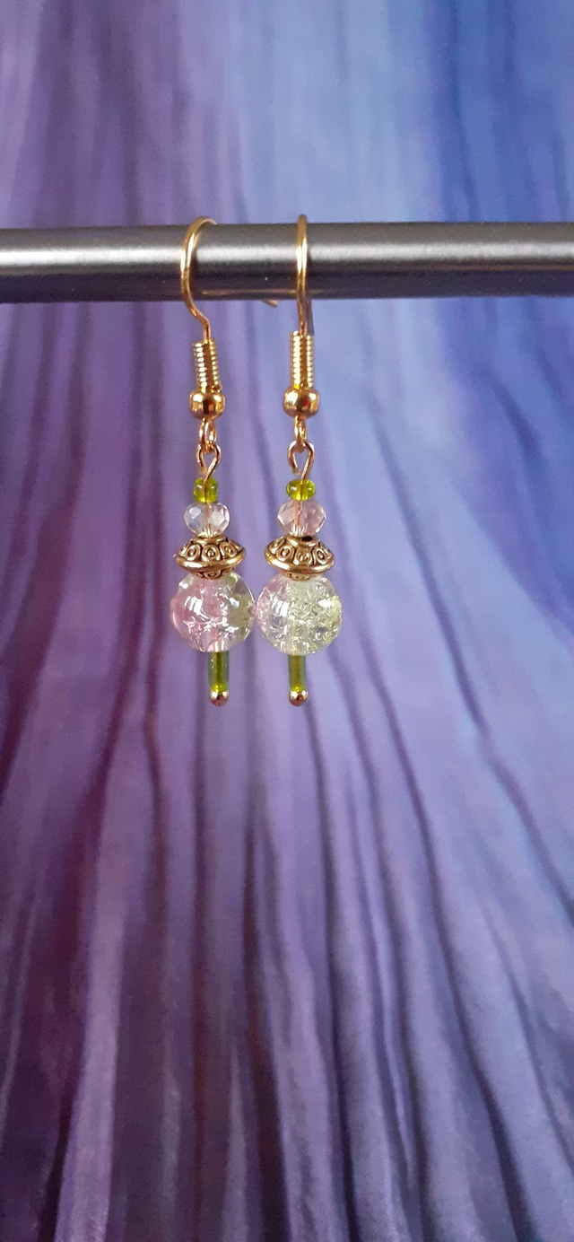 Kisis petites boucles d'oreilles perle de verre Vert anis