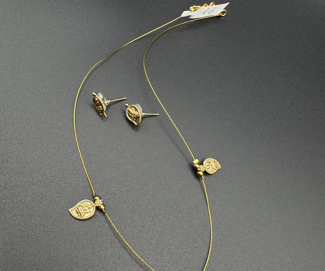 Invisible chain with ear rings 