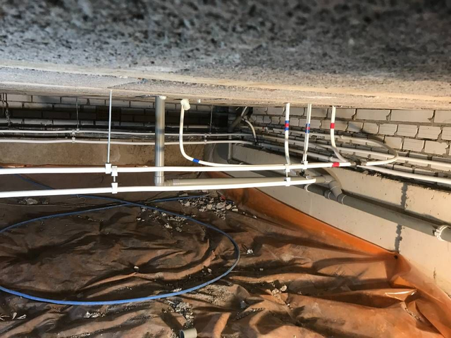 Diverse leidingen vervangen kruipruimte (uur tarief)