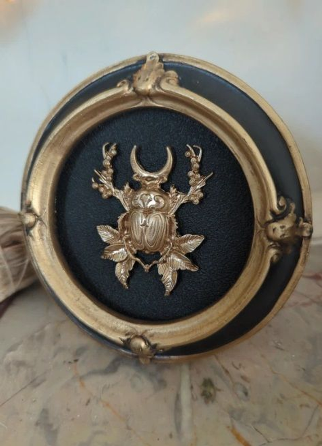 Cadre baroque noir et doré scarabée