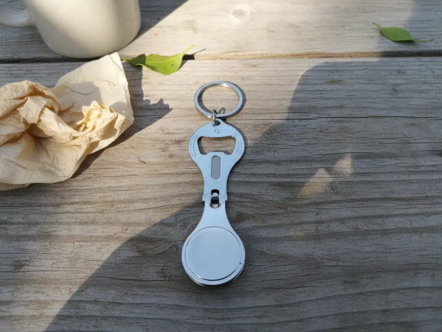 Porte-clés 3 en 1 – décapsuleur, coupe-ongles et lime