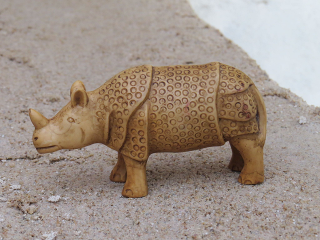Statue de rhinocéros beige