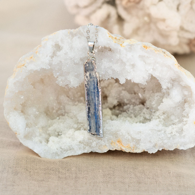 Kianit nyaklánc - ezüst lánccal