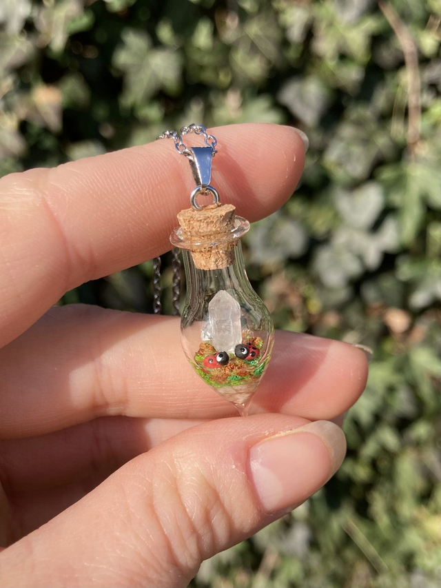 Pendentif coccinelle cristal de roche