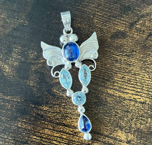 Pendentif en argent, Aigues Marine facettées et Cyanite, Papillon